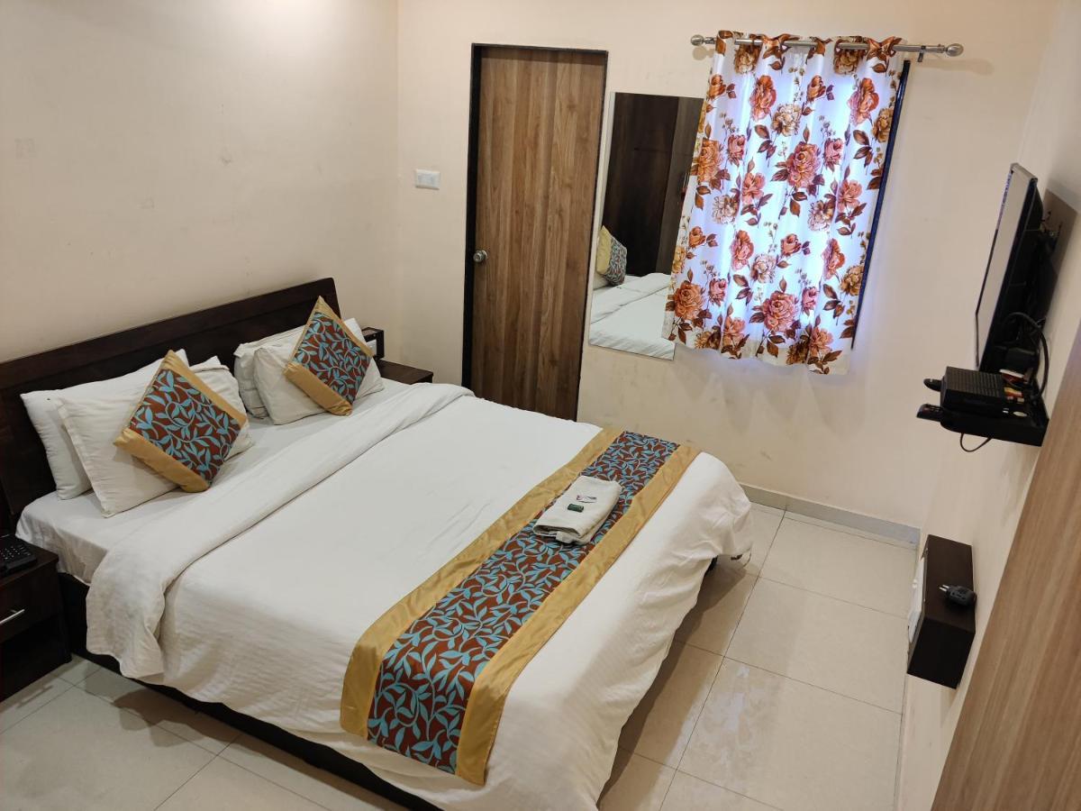 Hotel Blue Leaf Rajkot Exterior photo