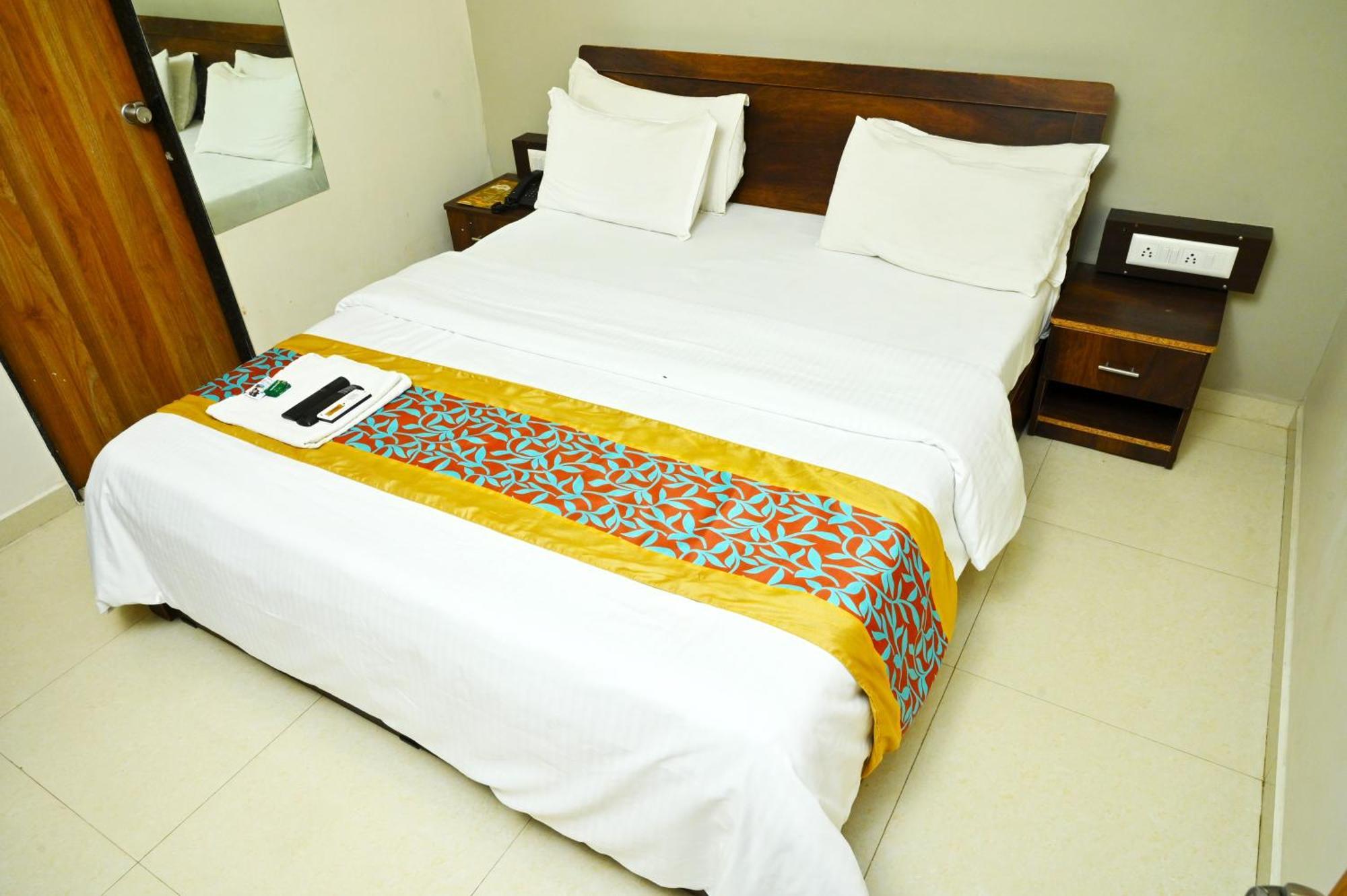 Hotel Blue Leaf Rajkot Exterior photo