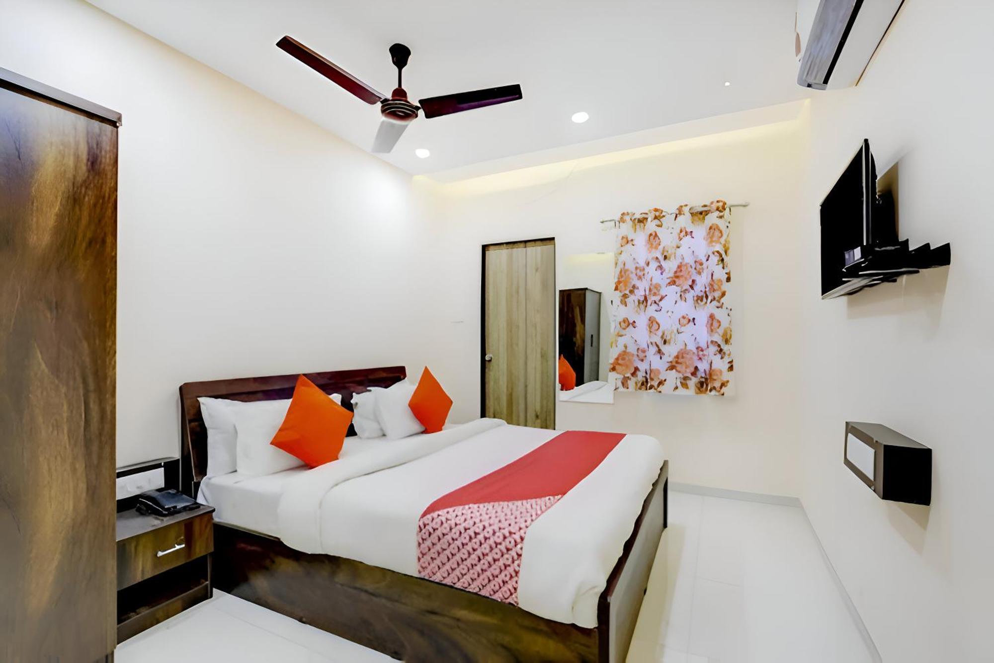 Hotel Blue Leaf Rajkot Exterior photo