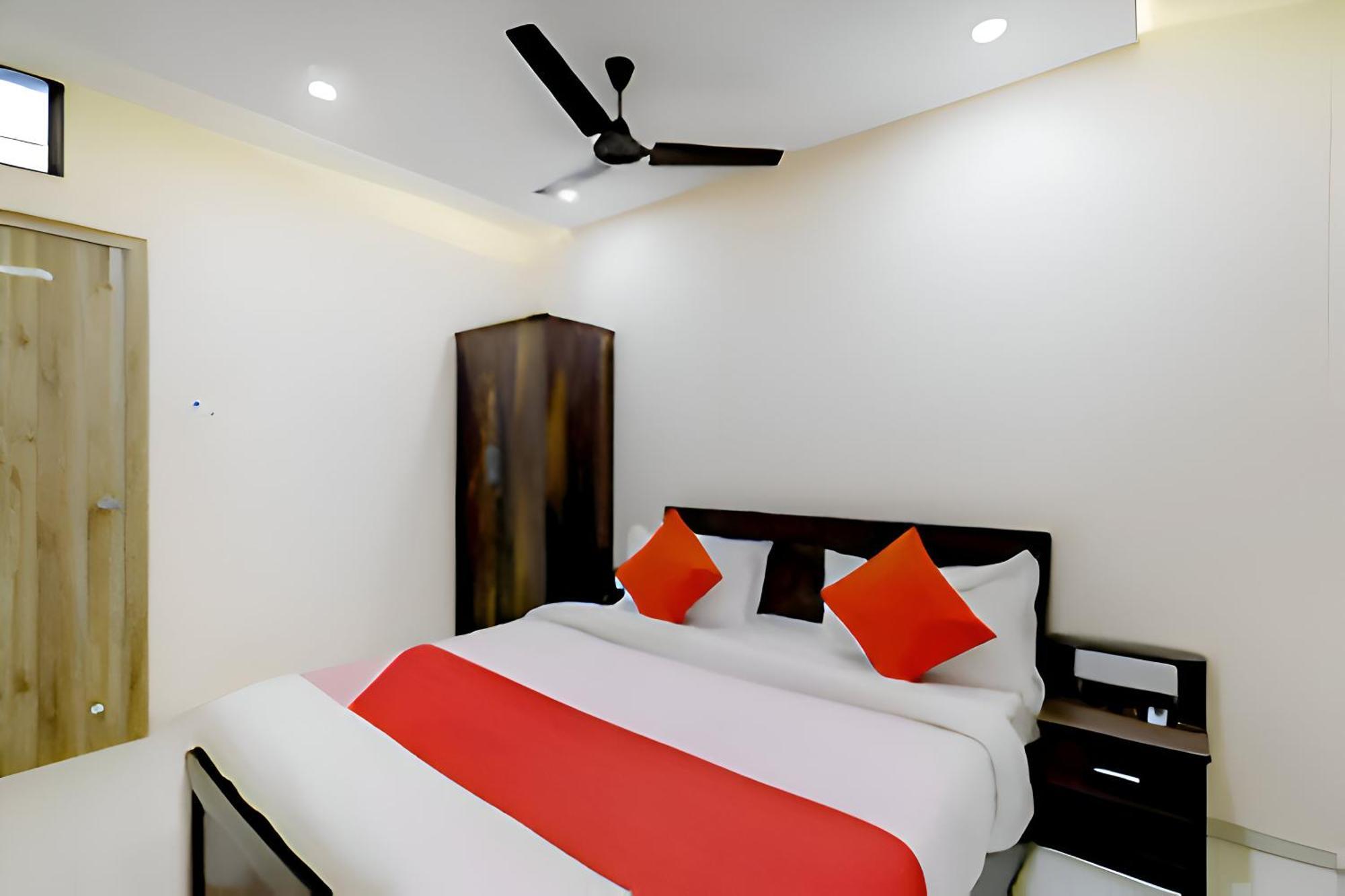 Hotel Blue Leaf Rajkot Exterior photo